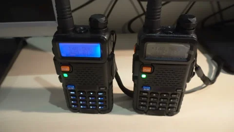 Two black handled portable walkie- talkie radio transmitter Vidéo 90669379