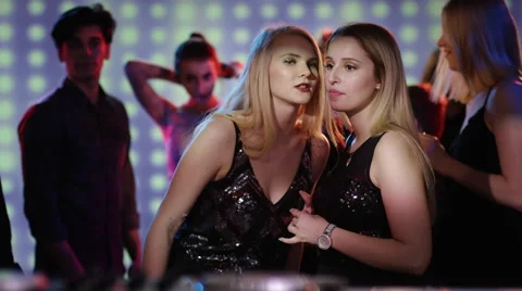 Two blond girls talking on dancefloor at club Video stock 61645720