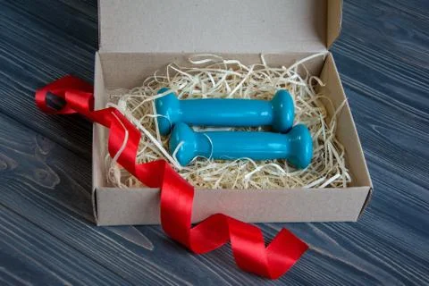 Two blue dumbbells in present box Foto stock