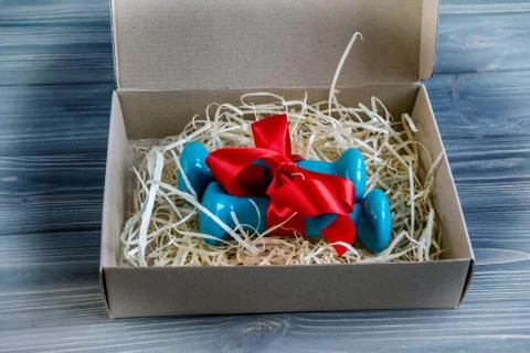 Two blue dumbbells in present box Foto stock