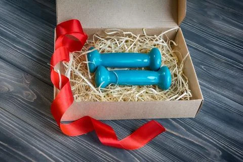 Two blue dumbbells in present box Foto stock