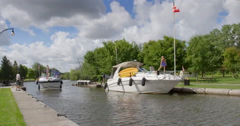 Two Boats Docking At Ottawa Locks Vidéo 63432684