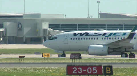 Two Boeing 737's Taxiing Video stock 37326053