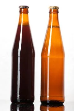 Two bottles of beer on a reflective surface Stock-Fotos