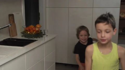 Two boy come to the kitchen to eat ginger cookies Vidéo 99629080