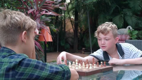 Two boys are training the chess Vídeo Stock 167971068