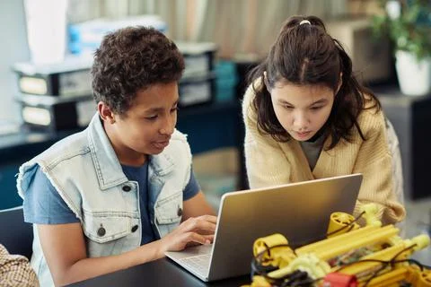 Two Boys Building Robots in Class Fotos de archivo