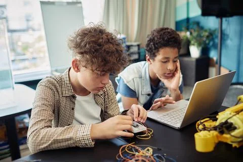 Two Boys Building Robots in Engineering Class Fotos de archivo