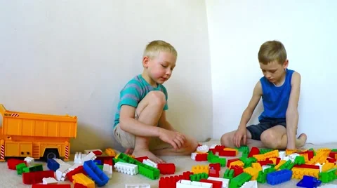 Two boys play designer. 库存影片 51396468