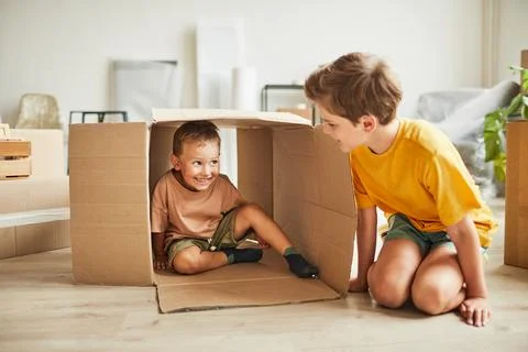 Two Boys Playing with Boxes in New Home Foto stock