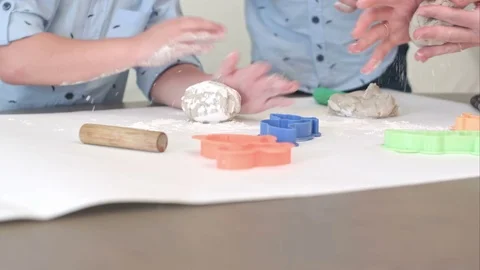 Two boys preparing dough for cookies together with their mum Vídeos de archivo 76582948