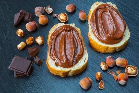 Two bread slices with chocolate hazelnut spread Stockfoto's