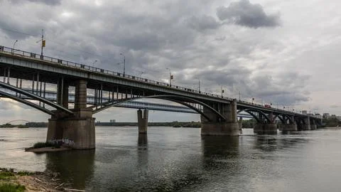 Two bridges span the mighty Ob River in Novosibirsk and enable rail and road  Foto stock