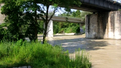 Two bridges, two joggers, one river 스톡 동영상 40615367