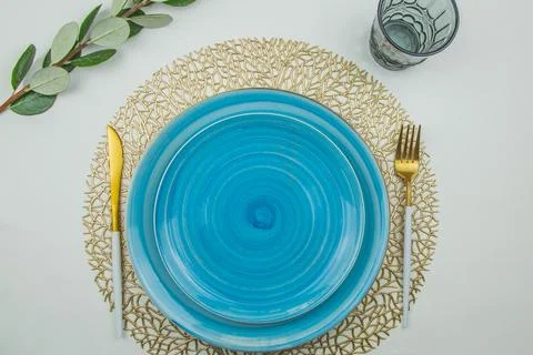 Two bright blue serving plates with a spiral pattern of different sizes, stand Stock-Fotos