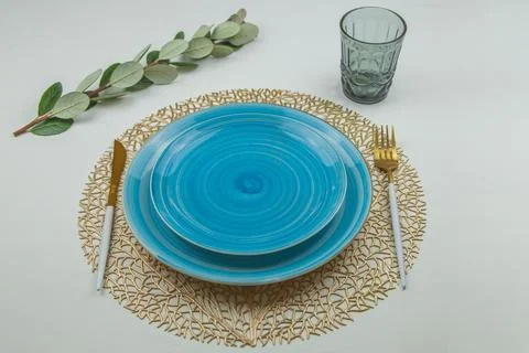 Two bright blue serving plates with a spiral pattern of different sizes, stand Foto stock