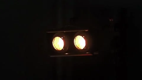 Two bright spotlights flash on stage, then flash brightly, in a loop, on the 스톡 동영상 155211248