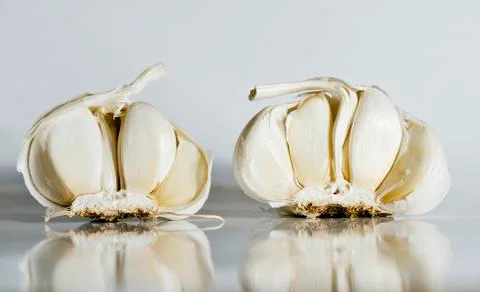 Two broken bulbs of garlic Foto stock