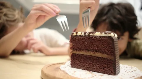 Two brothers 5 and 7 years old share chocolate cake celebration Vídeos de archivo 252037010