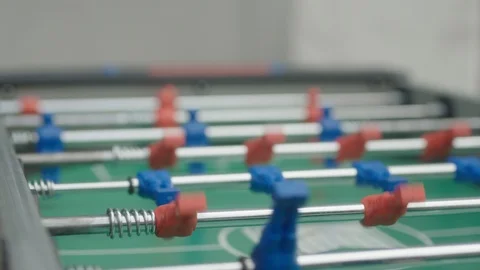 Two business partners play table football outside of office Vidéo 127413337