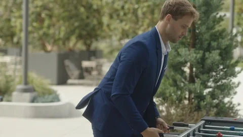 Two business partners play table football outside of office Vídeos de archivo 127413377