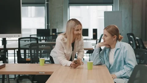Two business professionals engage in a collaborative conversation Video stock 310557250