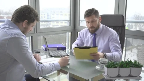 Two businessman, associates, working, analyzing data, files, contract, office Vidéo 73225147