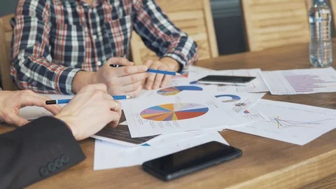 Two businessmen analyze the graphs 動画素材 86489651