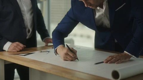 Two businessmen create blueprint in office with view on downtown LA Vidéo 127412552