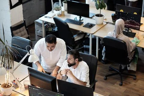 Two businessmen discussing data on computer screen Foto stock