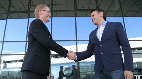 Two businessmen shaking hands Vidéo 68056107