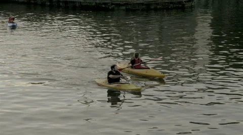 Two canoers in Bristol docks on a relaxing evening Vídeo Stock 41435422