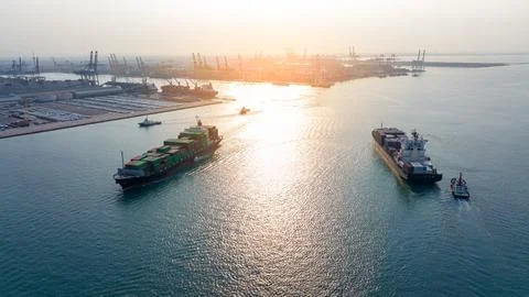 Two cargo large ship running opposite direction concpet import export cargo.. Foto stock