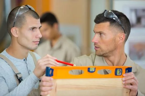 Two carpenters talking about level Foto stock
