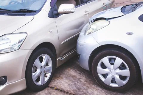 Two cars collide, causing damage. Car insurance concept. Stockfoto's