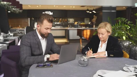 Two caucasian entrepreneurs develop an action plan. Video stock 150550621