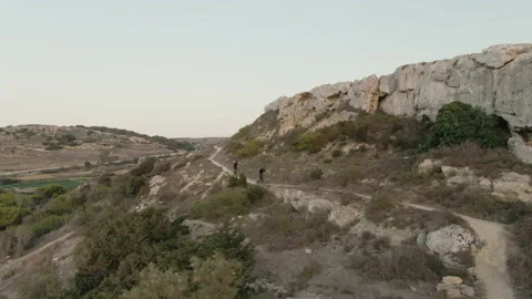 Two Caucasian Men Mountain Biking Near a Cliff Drone Shot Vidéo 139701489