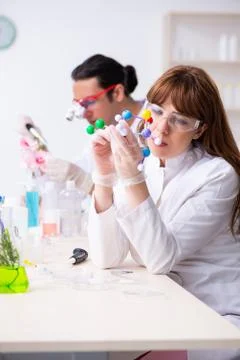 Two chemists working in the lab Stockfoto's