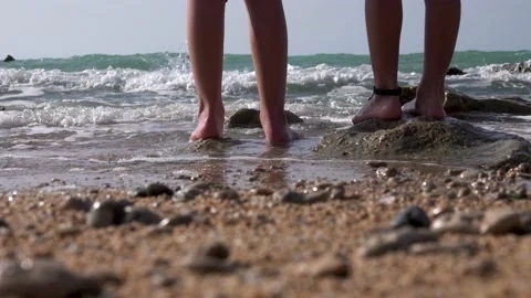Two children are standing on the beach The water covers the feet Vidéo 208038880