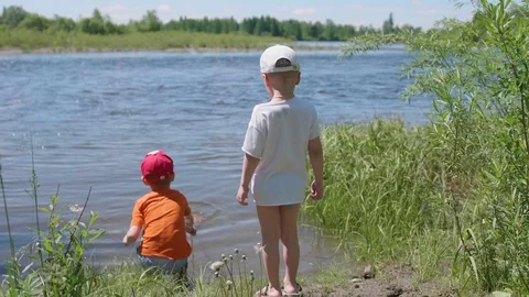 Two children catch fish on the river Bank. Beautiful summer landscape. Outdoor 库存影片 92026039