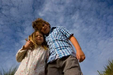 Two children hugging Foto stock