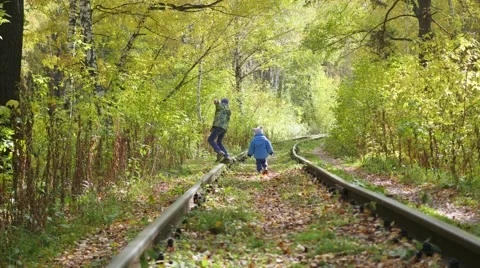 Two children play on the empty rail Vidéo 68319427