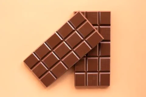Two chocolate bars on a green background. The view from the top. Fotos de archivo