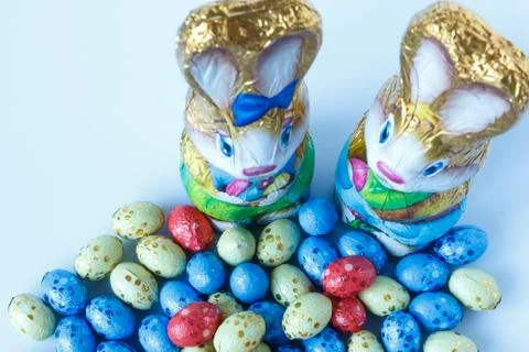 Two chocolate easter bunnies and chocolate easter eggs Foto stock