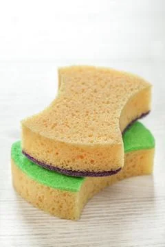 Two cleaning sponges on table Foto stock