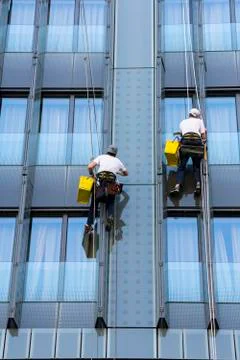 Two climbers wash windows Foto stock