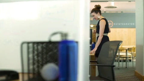 Two co-workers talking in an office 動画素材 77080388