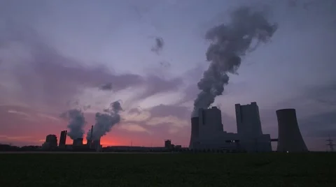 Two Coal-fired Power Plants at Dusk Vídeo Stock 52998913