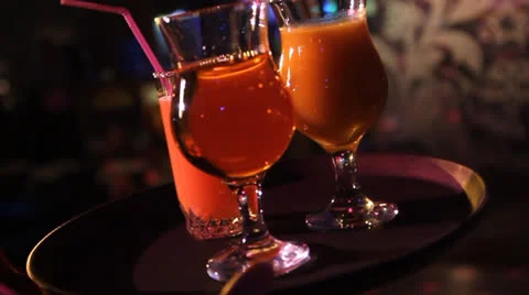 Two cocktails on a tray Vídeos de archivo 23314243