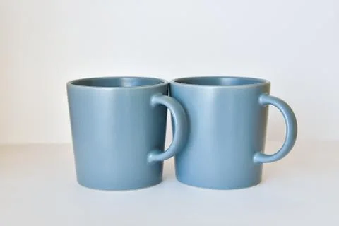 Two coffee cups on a white table in a bright kitchen Foto stock